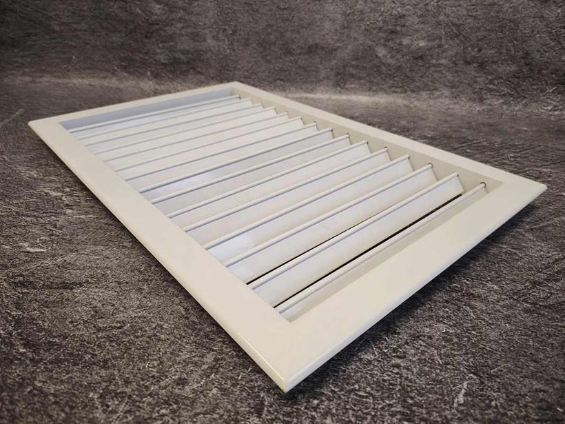 Регулируемая однорядная решетка вертикальная ОГР-В